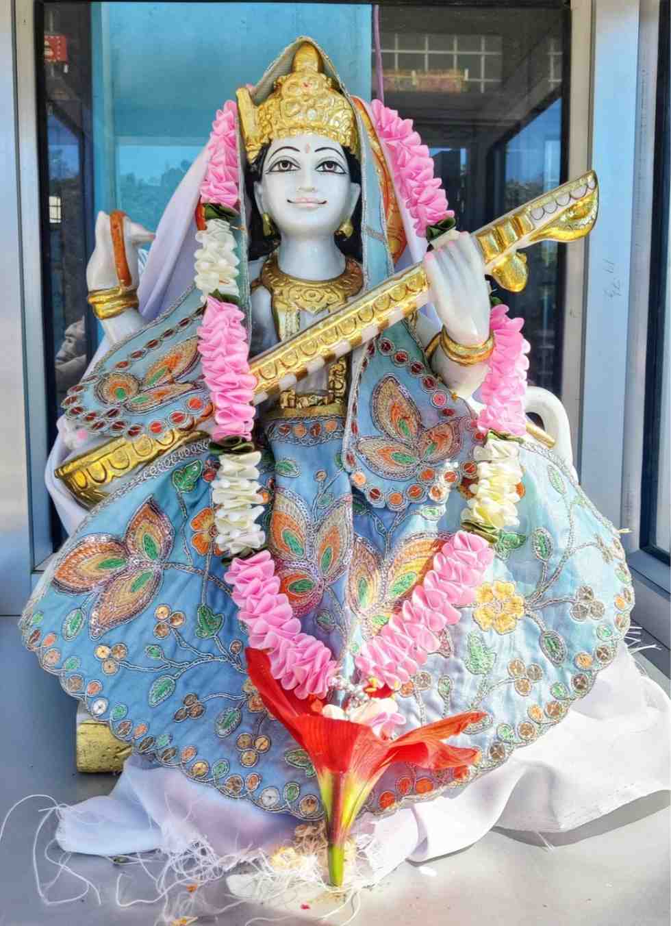 ॐ ऐं सरस्वत्यै नमः